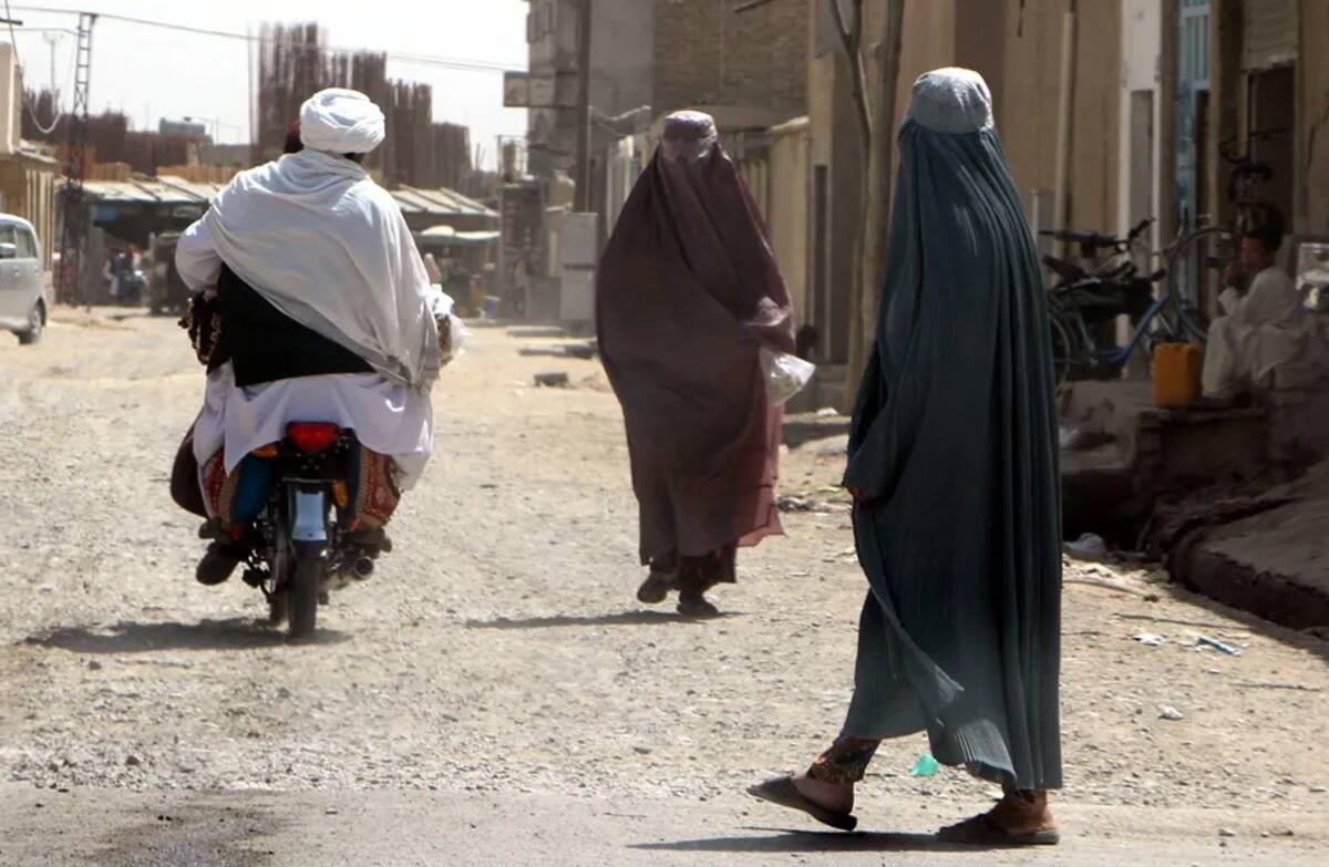 La vida cotidiana de las mujeres afganas se desarrolla bajo estrictas normativas que reflejan el control del régimen talibán sobre su vestimenta y movimientos. / EFE.