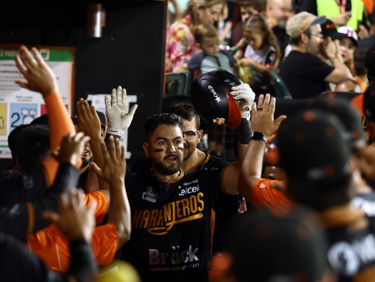 Agustín Murillo es felicitado en el dugout de Hermosillo tras conectar su jonrón 100 en LMP. (Foto: Cortesía Club Naranjeros)