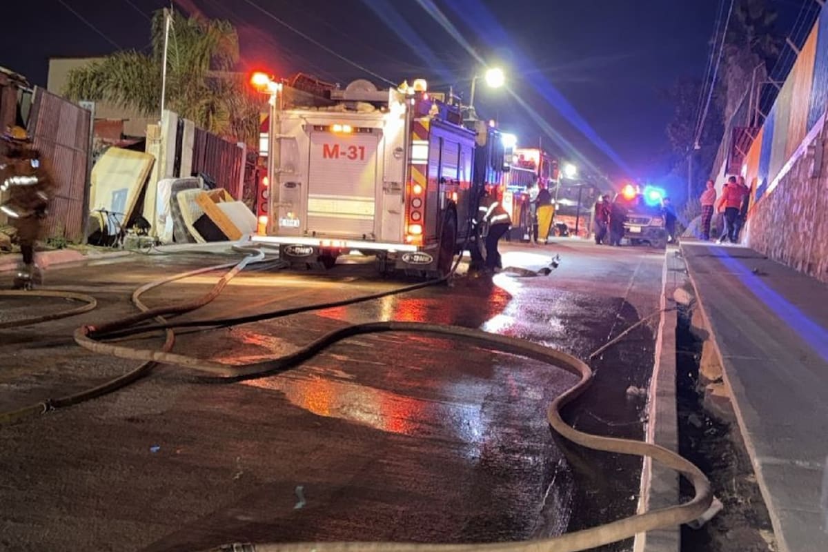 Fuego consume vivienda en Ensenada