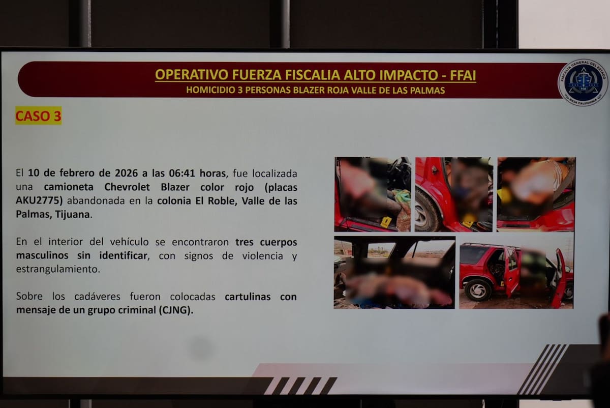 Relacionados con el homicidio, posterior abandono en un vehículo además de los restos había cartulinas con la firma de un grupo criminal. Foto: Leonardo González