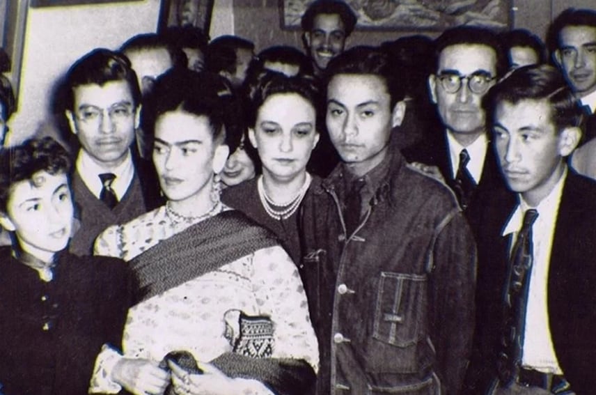 Monroy con Frida Kahlo, Fanny Rabel, Rina Lazo y Arturo García Bustos, entre otros.