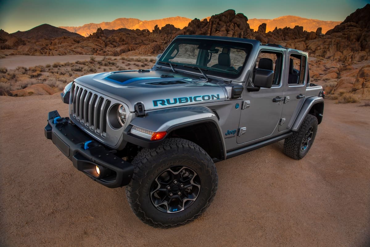 En esta foto provista por Fiat Chrysler se ve el Jeep Wrangler Rubicon 4xe 2021. Fiat Chrysler presentó el jueves 3 de septiembre de 2020 su primer Jeep eléctrico. (Fiat Chrysler vía AP)
