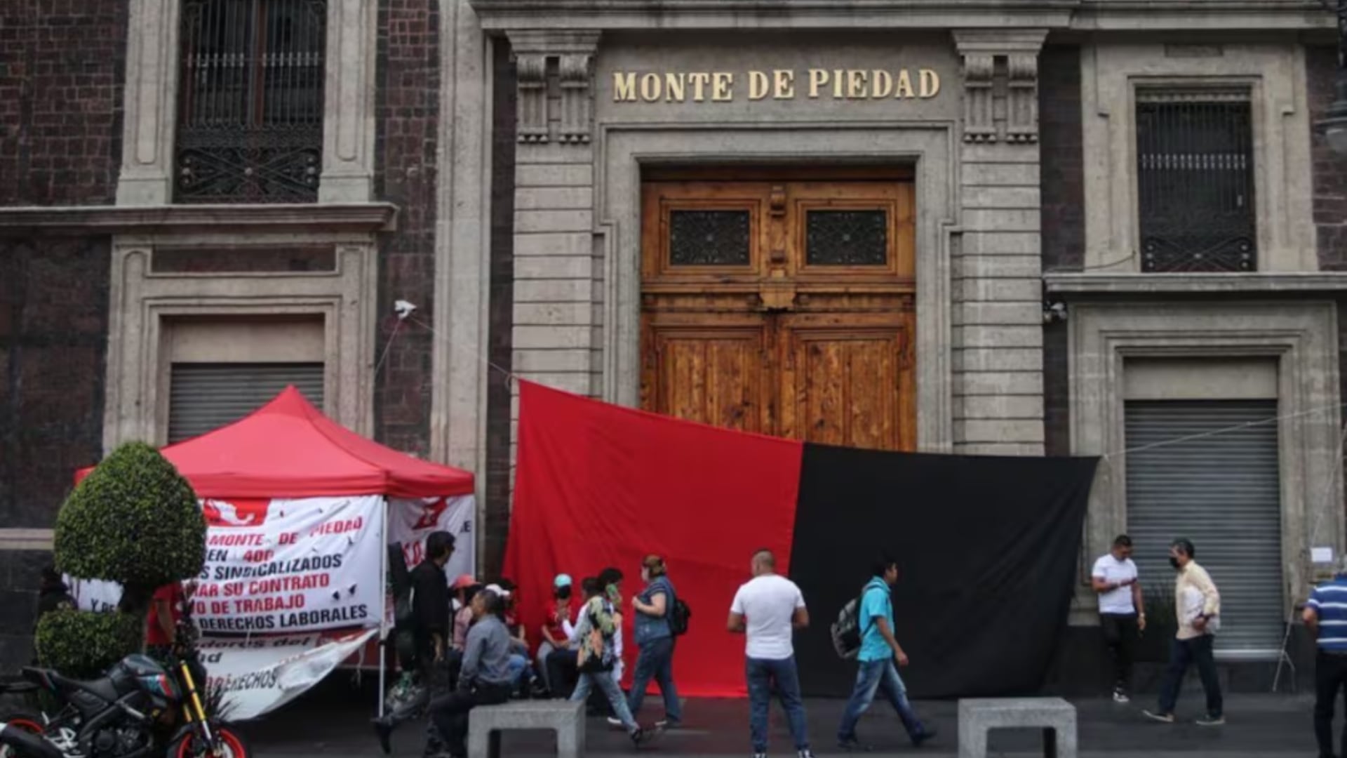 Trabajadores sindicalizados mantienen el paro ante la falta de acuerdo con el patronato. (El Universal)