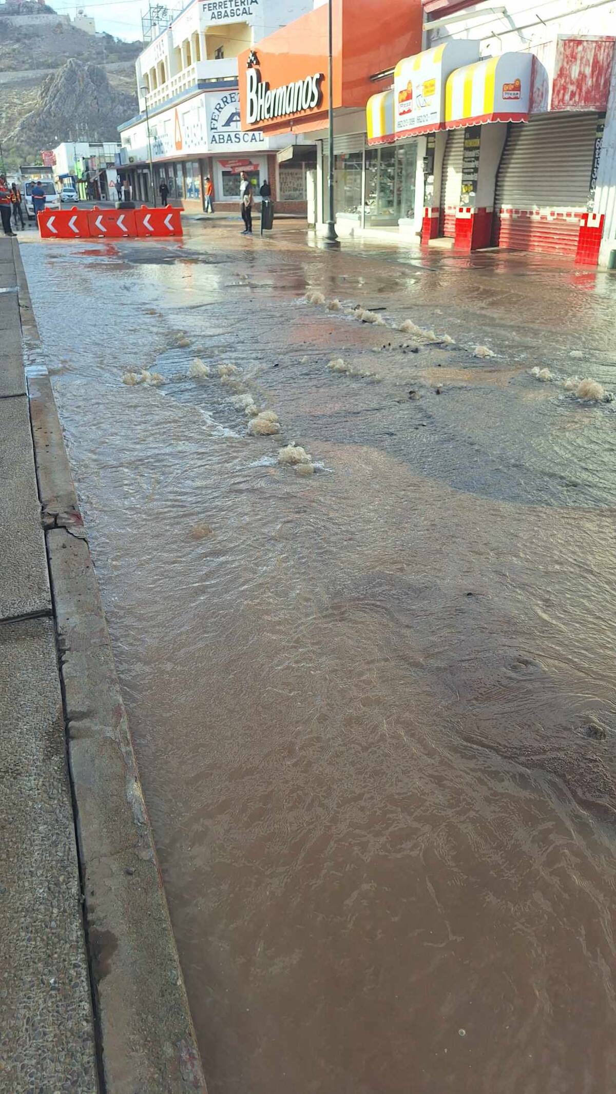 El incidente se registró en la calle Benito Juárez, entre las avenidas Dr. Noriega y Luis Donaldo Colosio, inundando varias cuadras. Foto: Teodoro Borbón