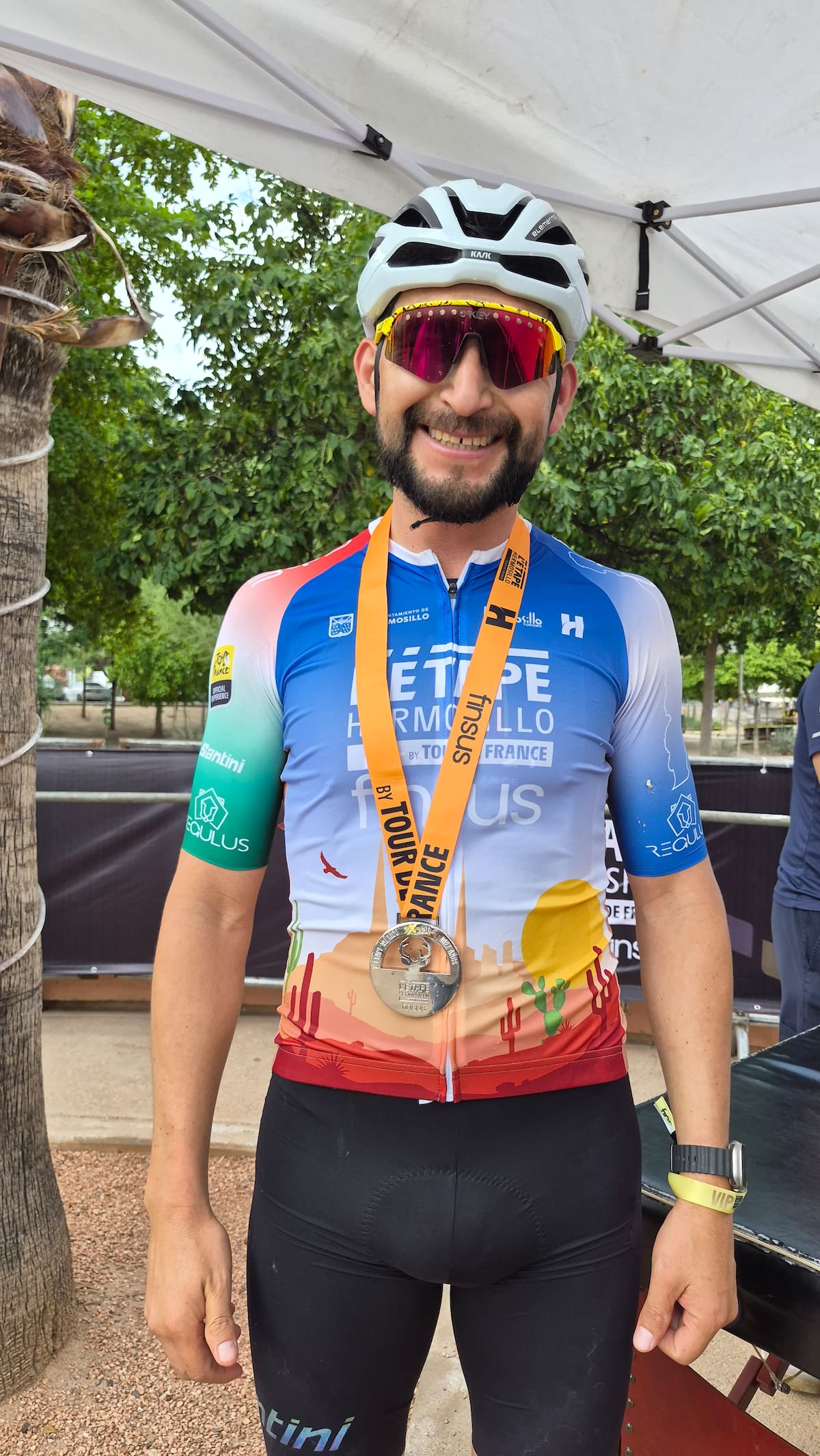 Originario de la Ciudad de México, Israel González Bastida presume su medalla tras conquistar el primer lugar de los 67 kilómetros en su primera participación en L’Étape Hermosillo.