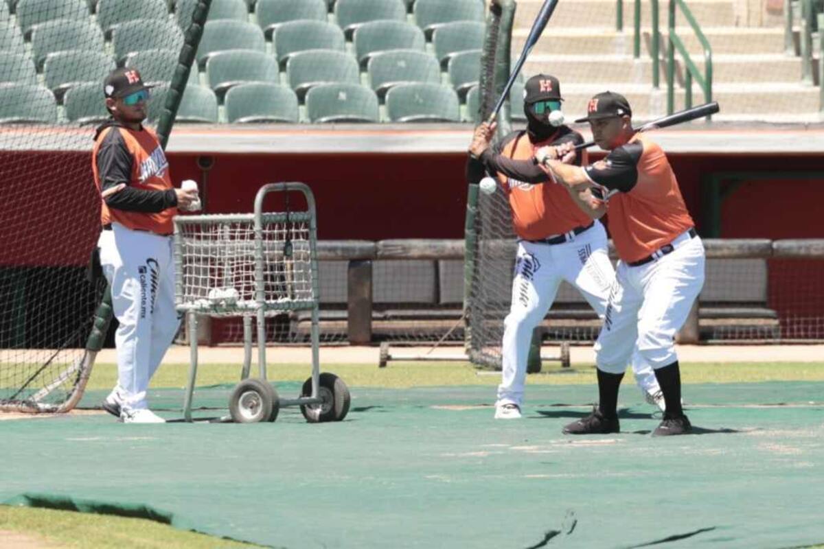 Jugadores de Naranjeros de Hermosillo practican bateo durante la pretemporada rumbo a la defensa del campeonato de la LMP. | Teodoro Borbón