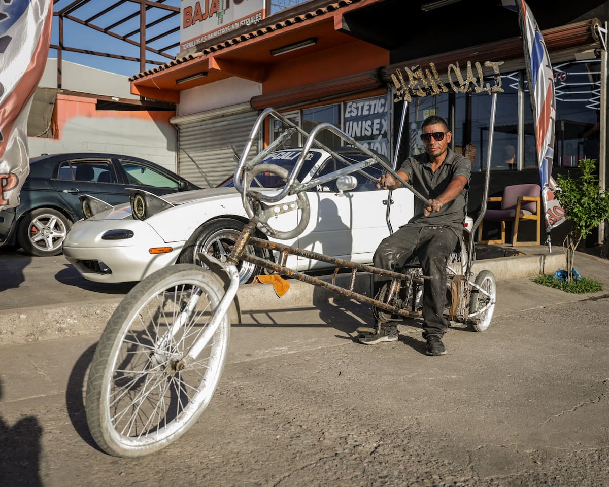 Un hombre conduce una bicicleta modificada estilo lowrider en Mexicali. Los modelos personalizados forman parte de la diversidad de estilos ciclistas que conviven en la ciudad, desde bicicletas utilitarias y de montaña hasta ejemplares adaptados con fines recreativos y culturales. (FOTO: JAVIER GALLEGOS)