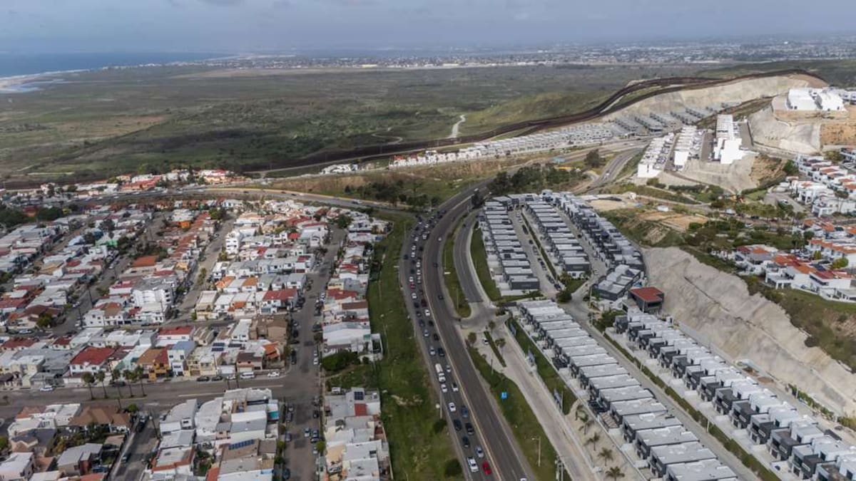 La alta afluencia vehicular hacia la zona costa provocó tráfico intenso la tarde de este sábado sobre la carretera escénica Tijuana-Ensenada, donde se observan largas filas de automóviles con dirección a Playas de Rosarito. Foto: BorderZoom