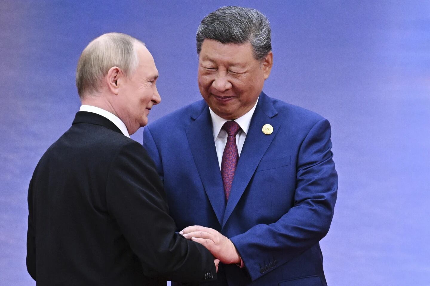 El presidente ruso, Vladímir Putin (izquierda), y el presidente chino, Xi Jinping, se saludan en una ceremonia de bienvenida a los jefes de Estado de la cumbre de la Organización de Cooperación de Shanghái (OCS) en Tianjin, China, el domingo 31 de agosto de 2025. | Crédito: Sergei Bobylev, Sputnik, Kremlin Pool Photo vía AP
