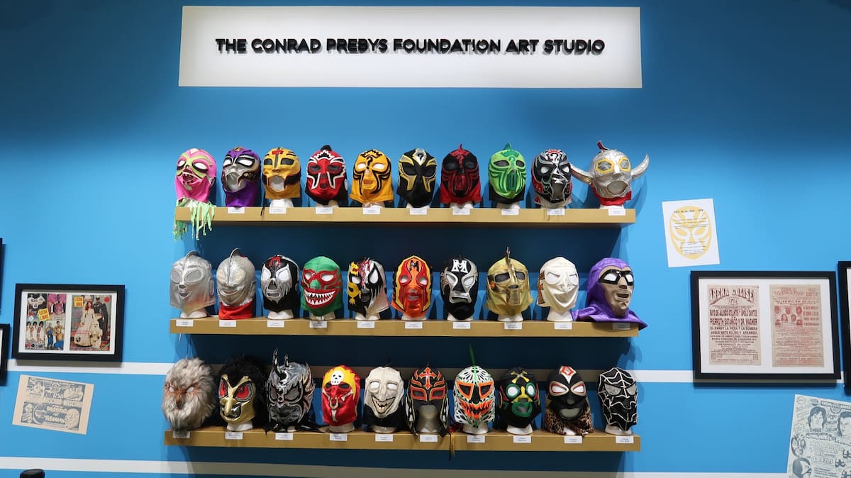 Decenas de máscaras, y hasta trajes completos de famosos luchadores y más, se encuentran en esta exhibición. Foto: Ana Gómez Salcido