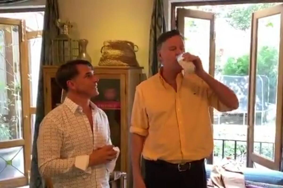 "¡Sensacional!", dice Landau tras probar el agua de horchata