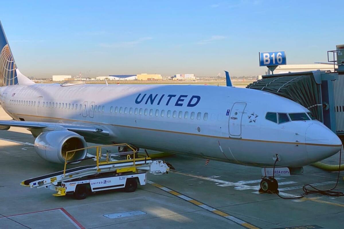 Pasajero es detenido tras abrir la salida de emergencia y caminar sobre el ala de un avión