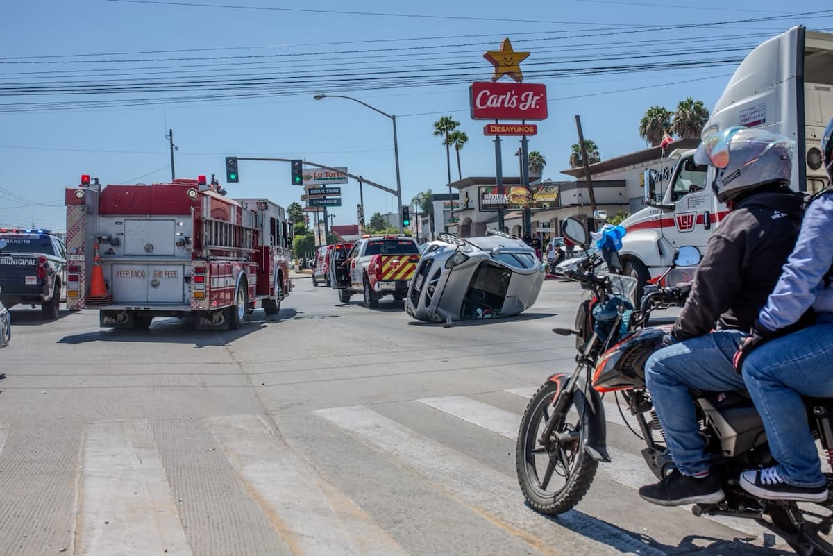 Un Nissan March volcó tras chocar con una camioneta en Otay Centenario. Paramédicos descartaron lesionados y Tránsito Municipal investiga las causas del accidente. Foto: Border Zoom.
