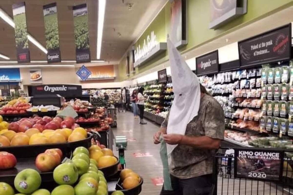 Hombre acude a supermercado con capucha de Ku Klux Klan en SD