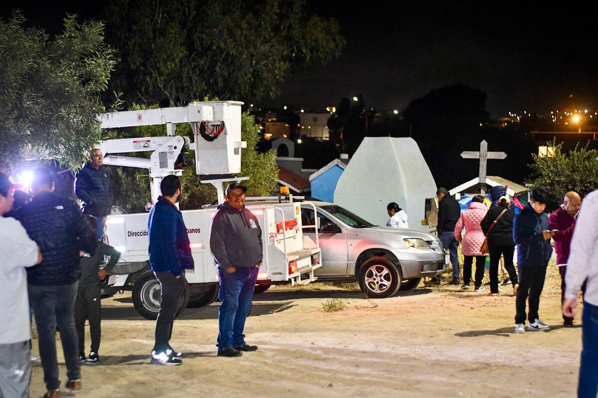 Instalan alumbrado público en panteón municipal de Rosarito