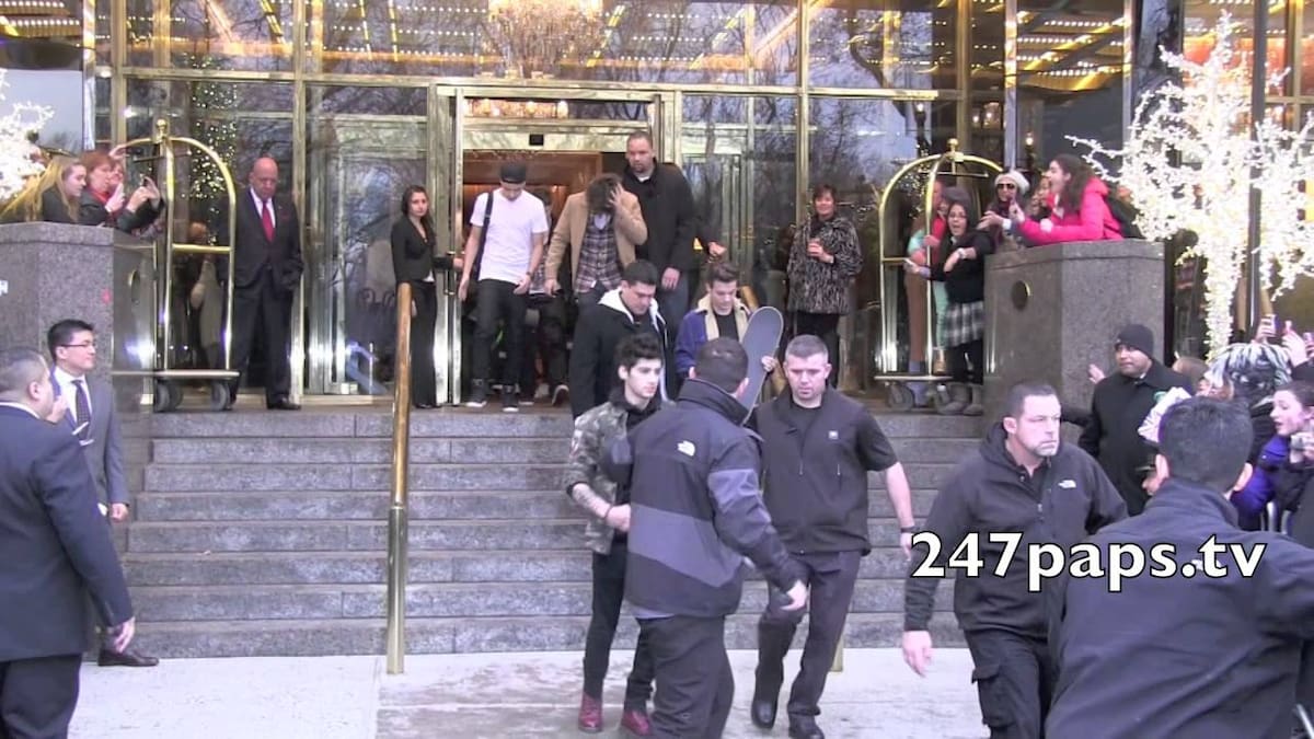 One Direction dejando el "Trump Tower" en 2012, después de un altercado con el magnate.
