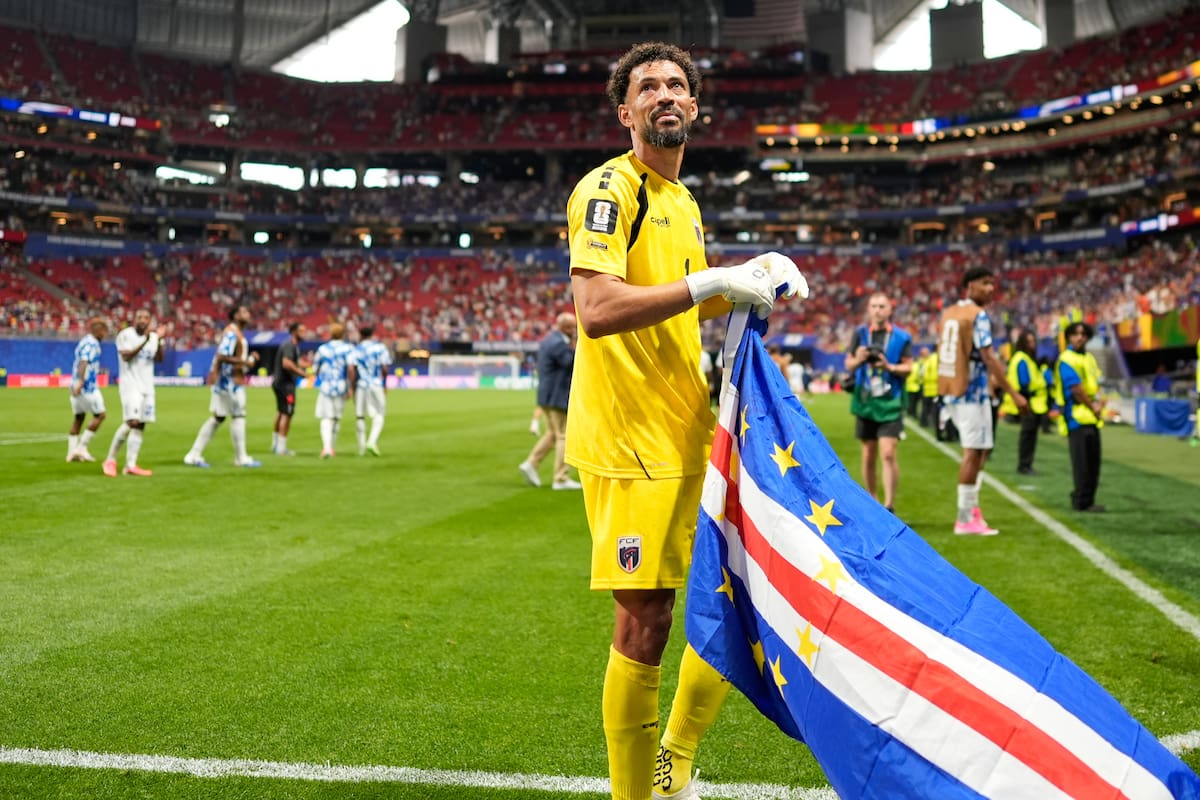 El portero de Cabo Verde Vozinha celebra el empate con España en el Grupo H de la Copa Mundial sosteniendo la bandera de su país, el lunes 15 de junio del 2026. Foto: AP Foto/Mike Stewart