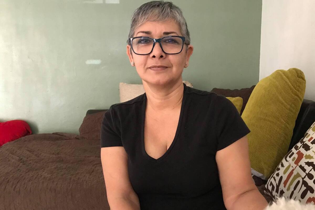 Maestra protesta desde oficinas de proveedor de Internet por no tener servicio en casa