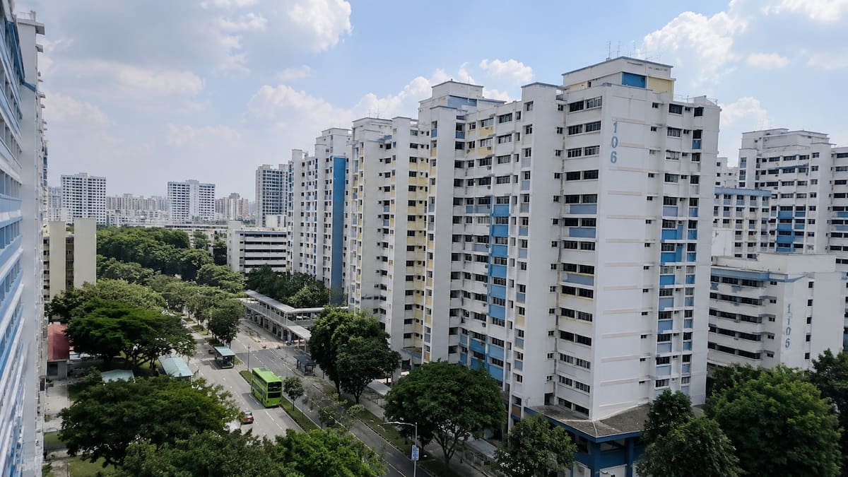 Vista de edificios residenciales públicos en Singapur, donde cerca del 80% de la población vive en departamentos desarrollados por el gobierno a través de la Housing & Development Board. | Crédito: ChatGPT
