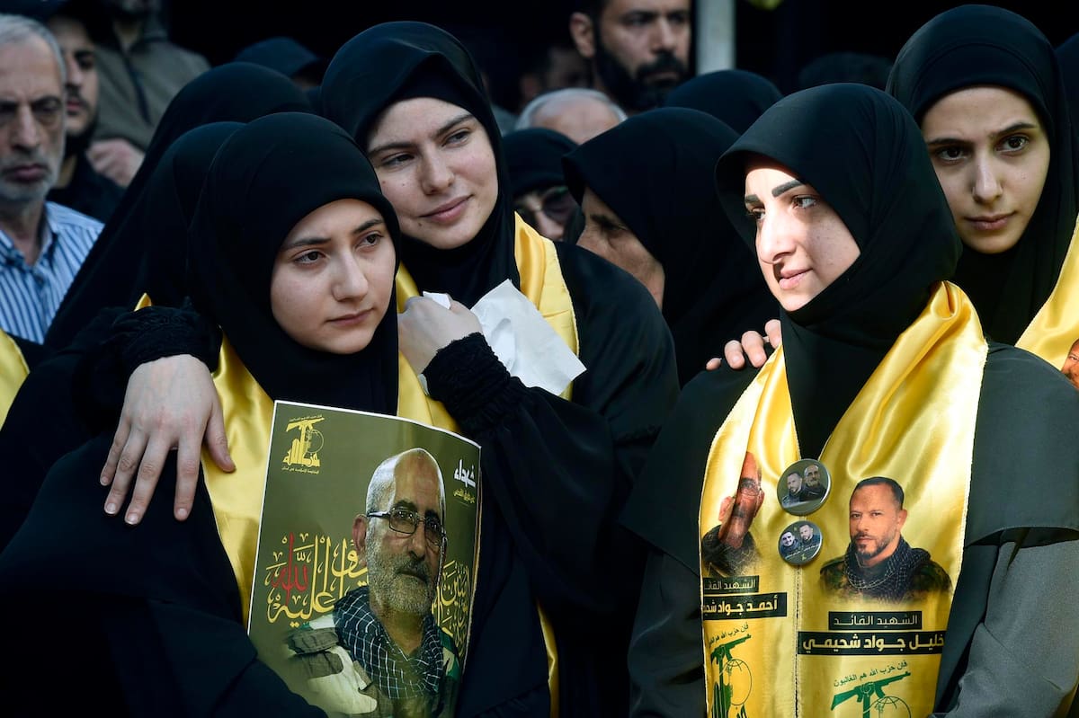 Dolientes asisten al funeral del comandante de Hezbollah Ahmad Jawad Shahimi (Abu Hussein), en el sur de Beirut, Líbano, el 01 de abril de 2024. Según la oficina de medios de Hezbollah, Ahmad Jawad Shahimi fue uno de los seis combatientes que murieron en un ataque israelí en Siria provincia de Alepo el 29 de marzo de 2024. (Líbano, Siria, Hizbulá/Hezbolá) EFE/EPA/WAEL HAMZEH
