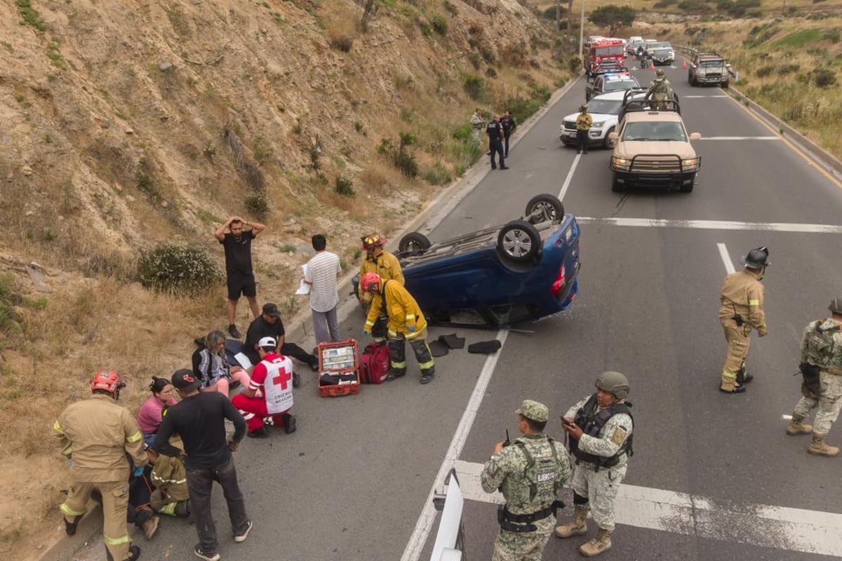 Choque y volcadura en bulevar Fundadores deja daños materiales