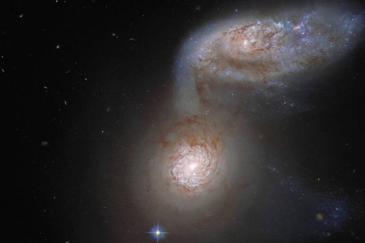 Hubble capta la "danza" de dos galaxias en proceso de fusión