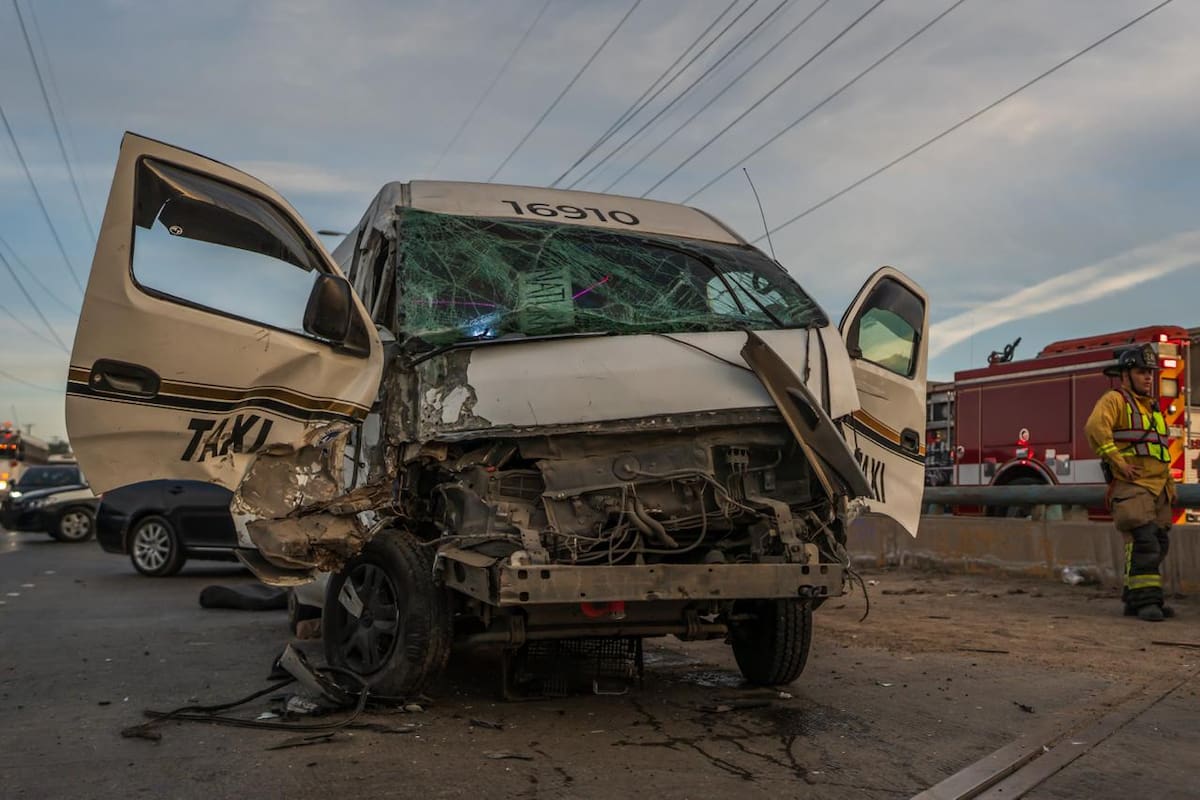Choque múltiple con taxi de ruta dejó 18 lesionados y provocó tráfico lento en el bulevar 2000. Foto: Border Zoom
