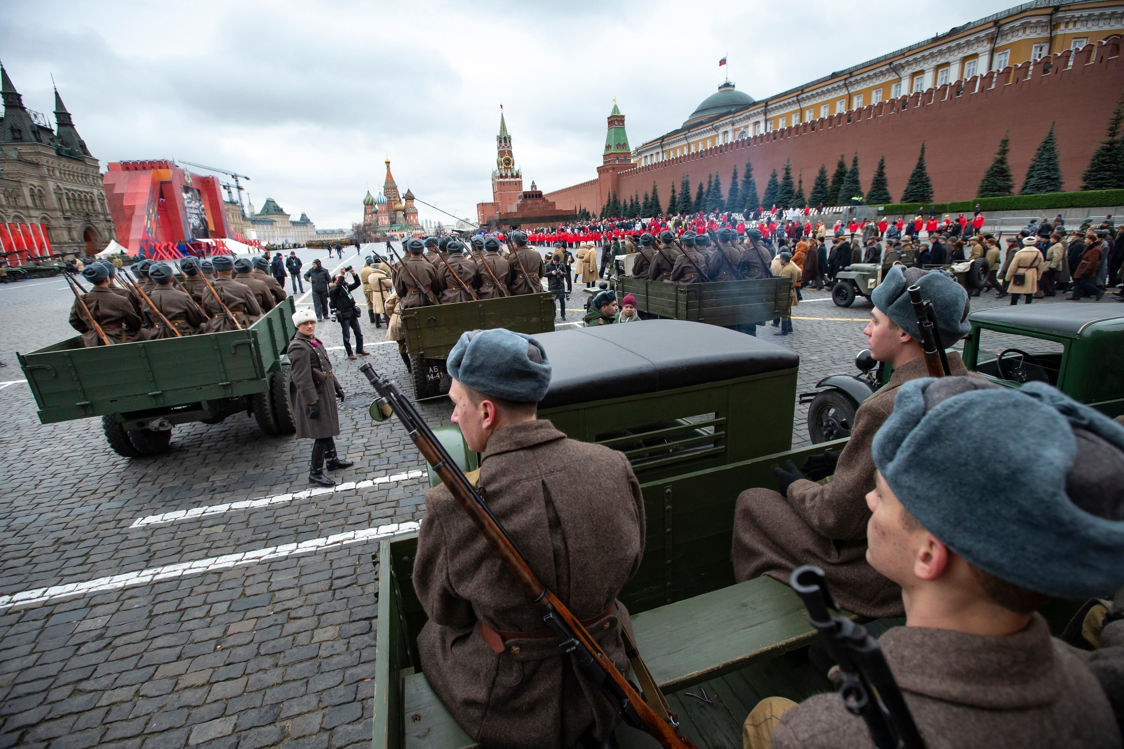 Soldados rusos vestidos con el uniforme de invierno del Ejército Rojo en la II Guerra Mundial, esperan para participar en un desfile de época, en la Plaza Roja de Moscú, Rusia, el 7 de noviembre de 2019. (AP Foto/Alexander Zemlianichenko)