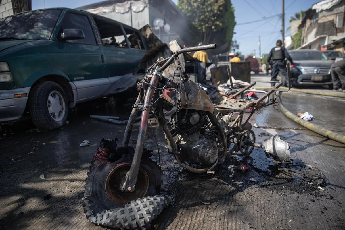 El fuego dejó pérdidas totales en una casa y afectó al menos dos vehículos; no se reportaron personas lesionadas. Foto. Cortesía