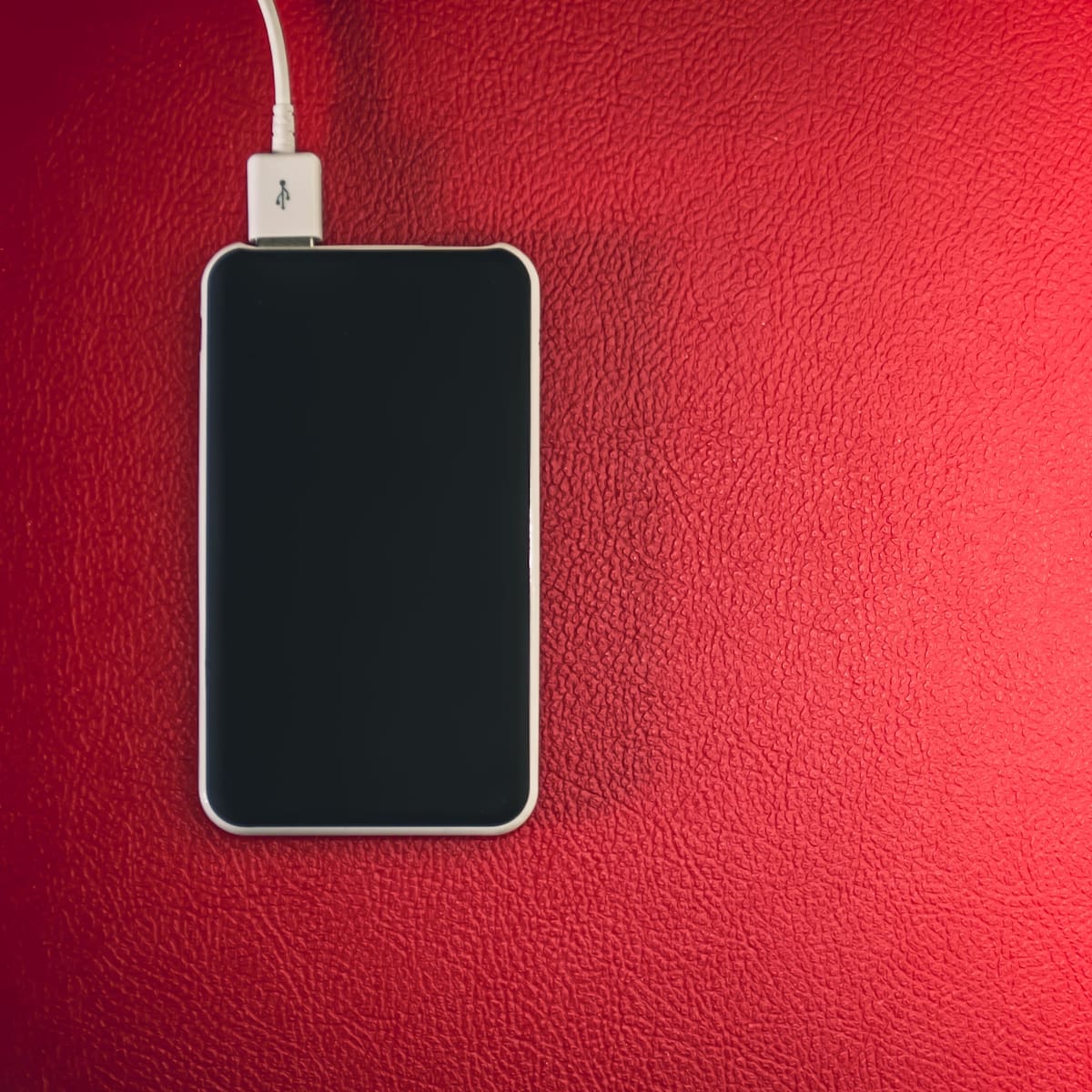 Especialistas señalan que dejarlo conectado de forma permanente puede acortar su vida útil, aumentar el riesgo ante sobretensiones y generar un consumo eléctrico innecesario, aunque sea mínimo. Foto: Pexels