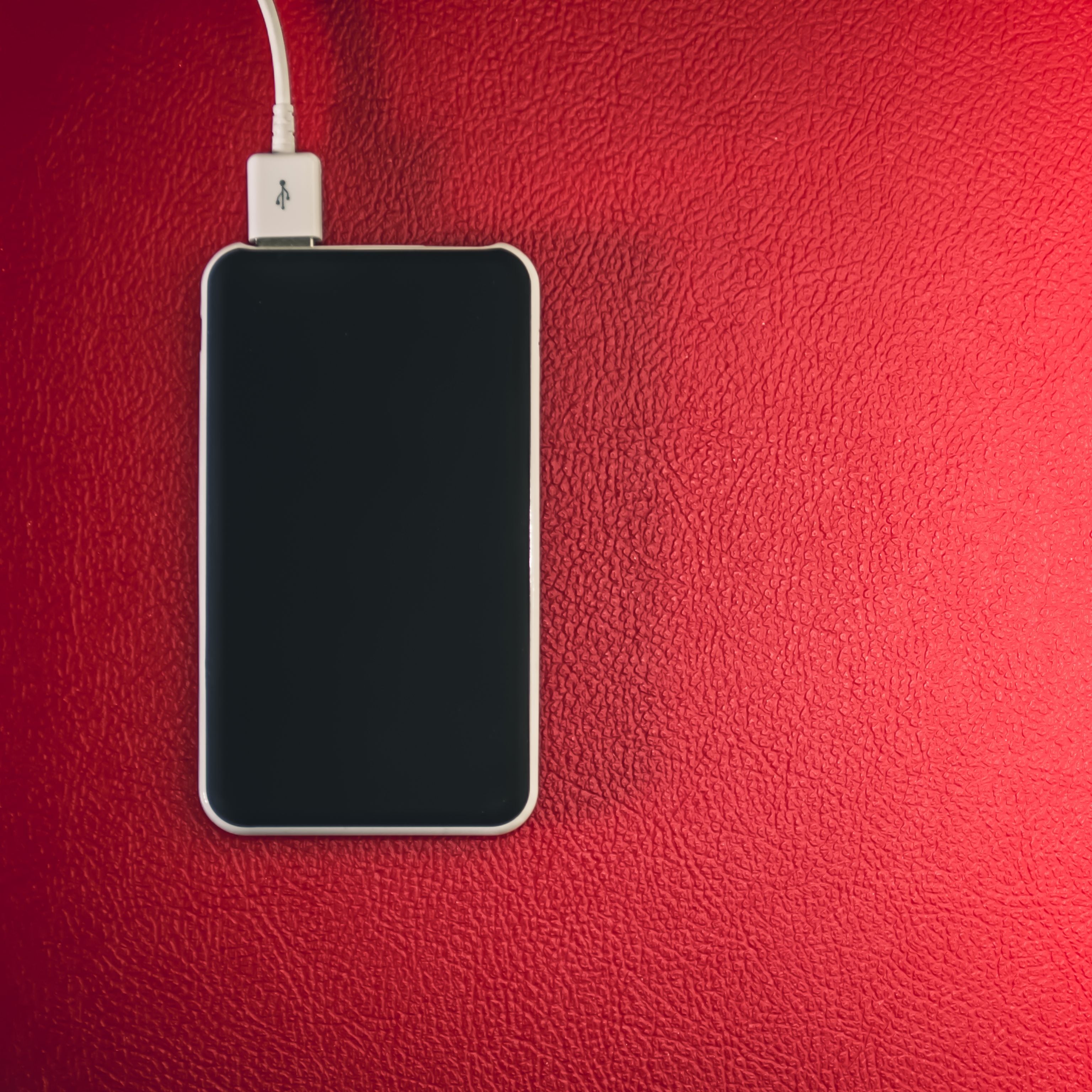 Especialistas señalan que dejarlo conectado de forma permanente puede acortar su vida útil, aumentar el riesgo ante sobretensiones y generar un consumo eléctrico innecesario, aunque sea mínimo. Foto: Pexels
