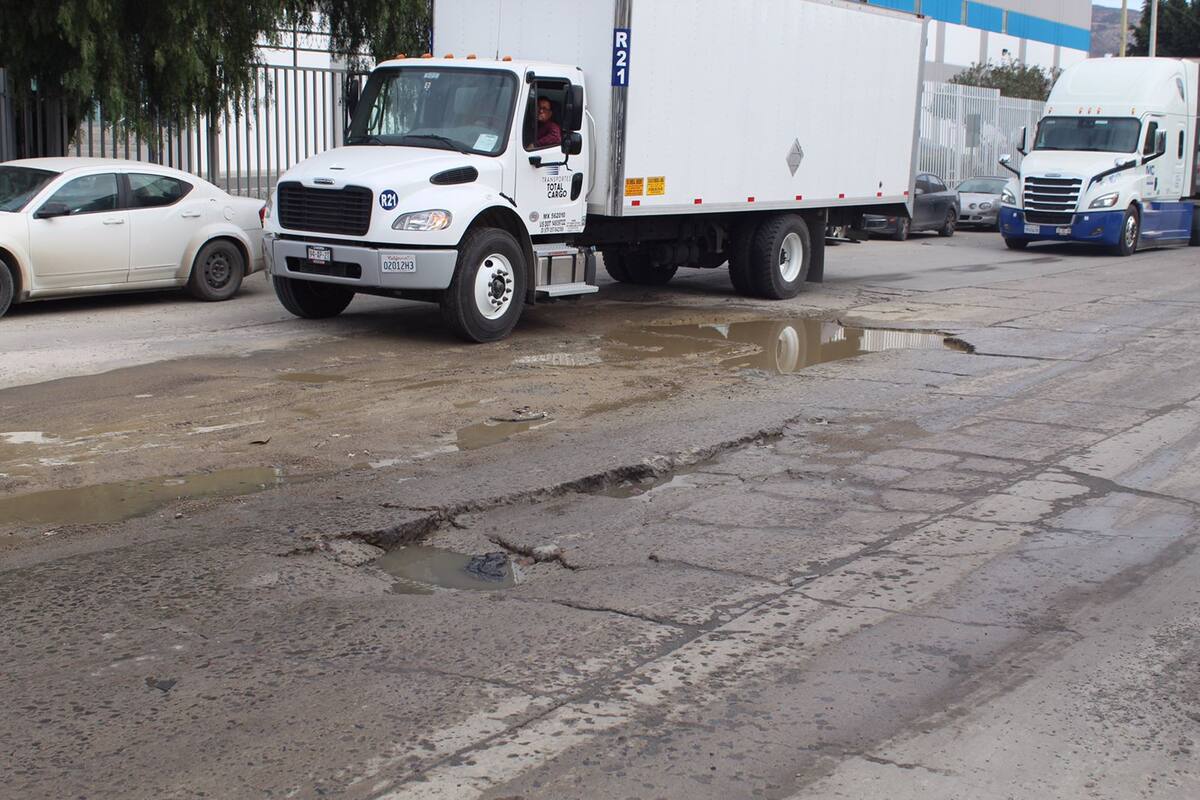 Desniveles y baches a lo largo de avenida Sor Juana molestan a vecinos