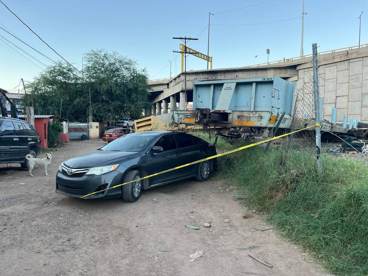 Reportan daños a un cerco y a varios vehículos que se encontraban en el sitio del percance. FOTO: CORTESÍA