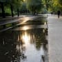 Mientras el asfalto negro guarda el calor durante horas, este pavimento deja pasar la lluvia y puede desprender entre 25% y 30% menos calor después de una tormenta, según investigadores de Rutgers