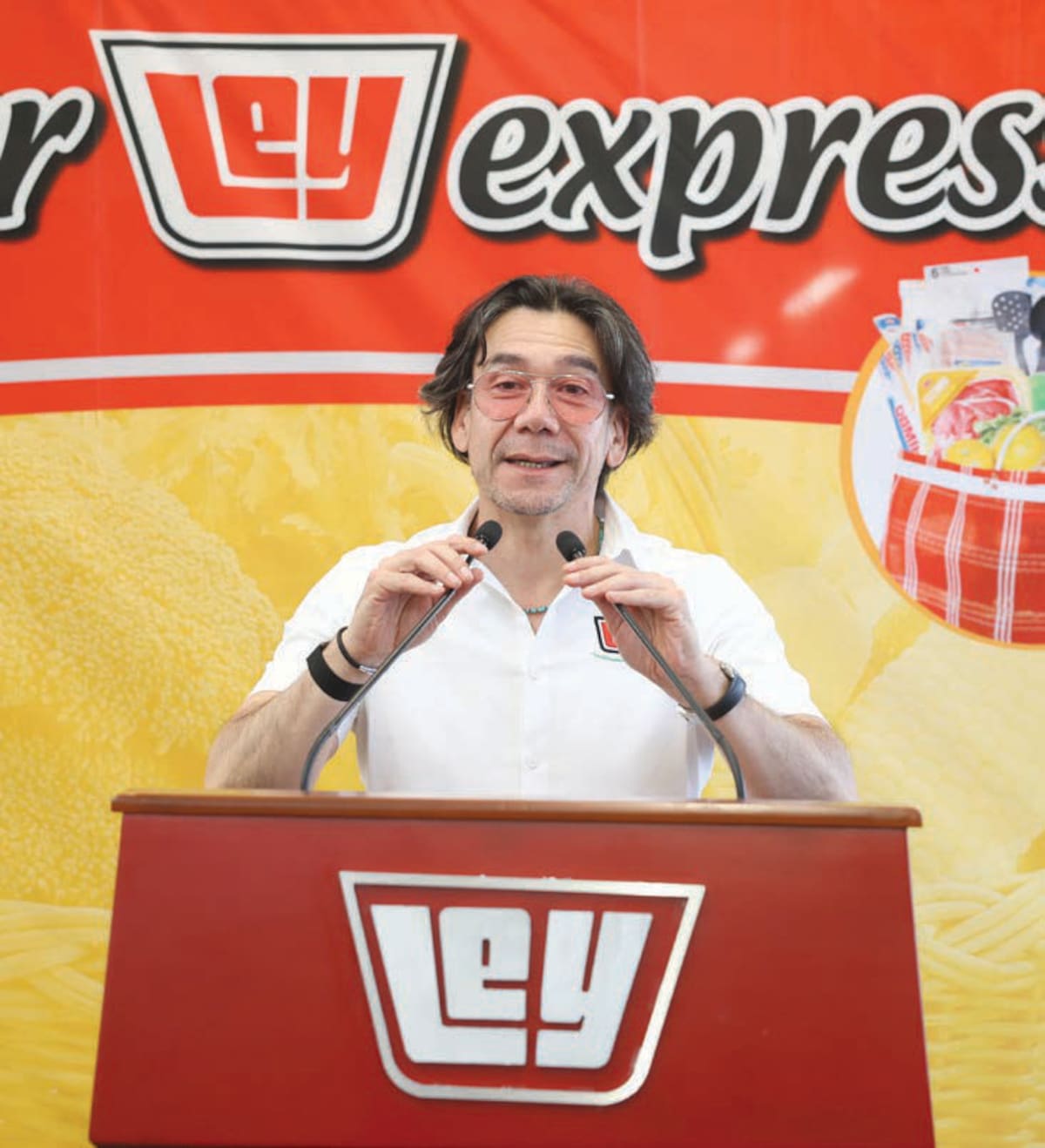 Juan Manuel Ley Bastidas, presidente y director general de Casa Ley, dirige su mensaje durante la ceremonia de inauguración de Super Ley Express en el Poblado Miguel Alemán.