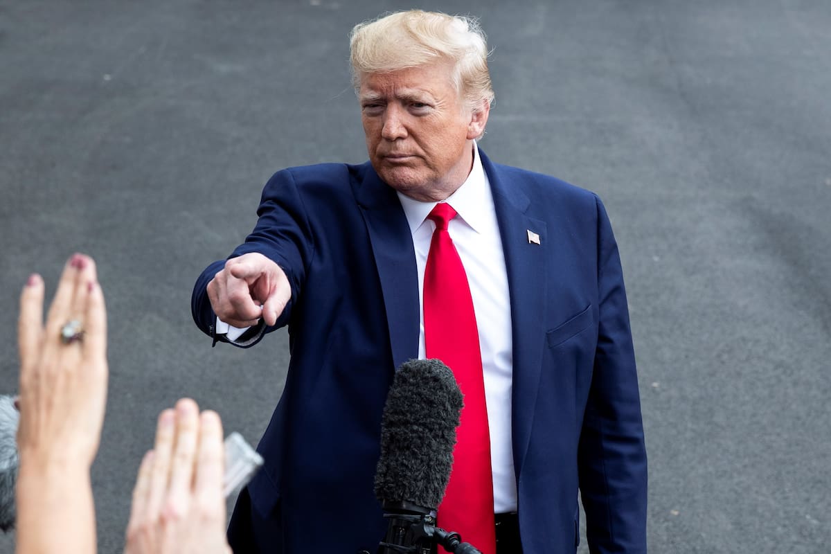 Washington (United States), 25/10/2019.- US President Donald J. Trump (C) takes questions from members of the news media before departing the South Lawn of the White House by Marine One, in Washington, DC, USA, 25 October 2019. Before departing for South Carolina, Trump took the opportunity to criticize the US House Democrats' impeachment probe and discussed the US military presence in Syria. (Siria, Estados Unidos) EFE/EPA/MICHAEL REYNOLDS