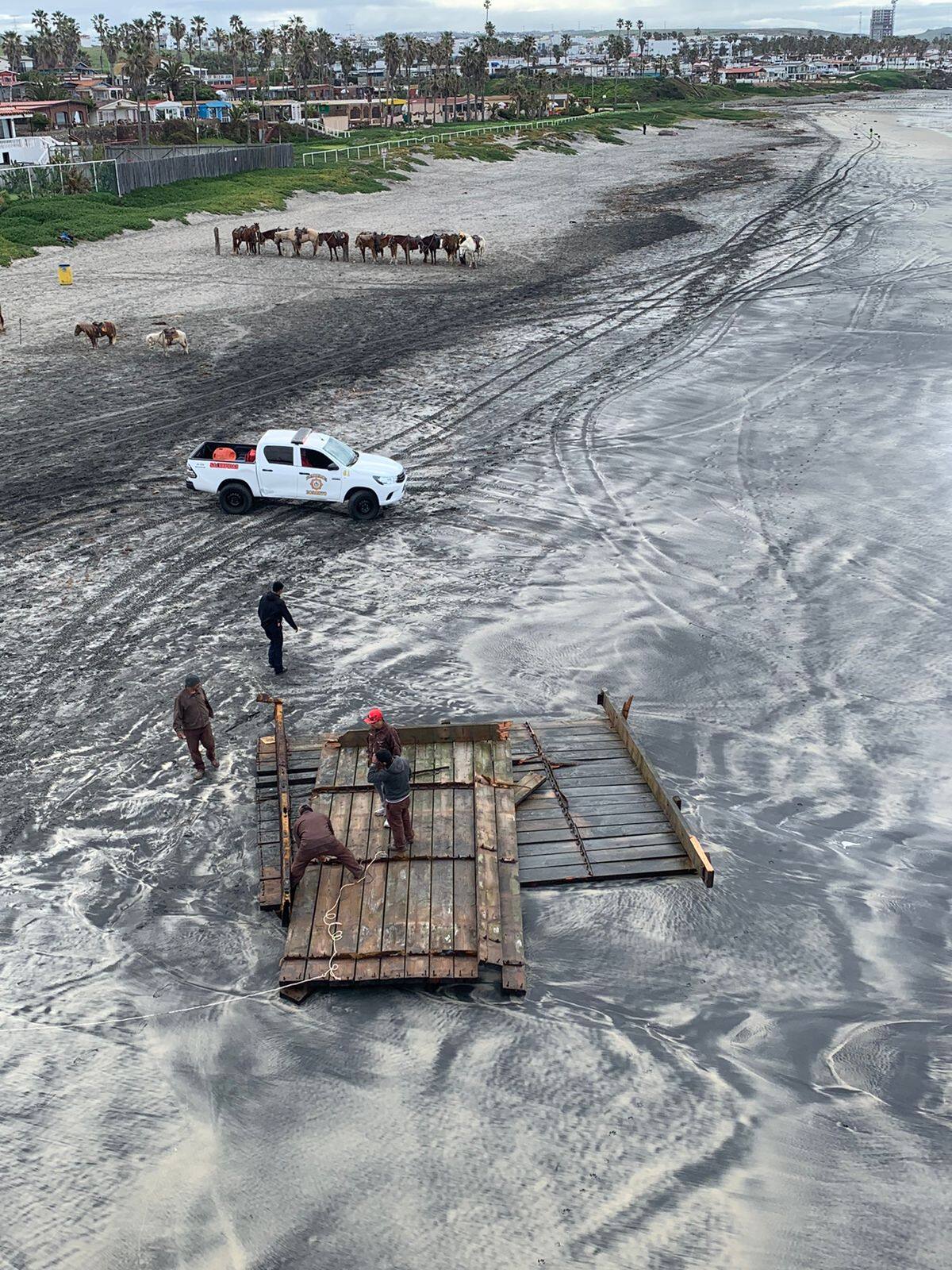 Los trozos de marea y fierro que cayeran al mar ya fueron retiradas.