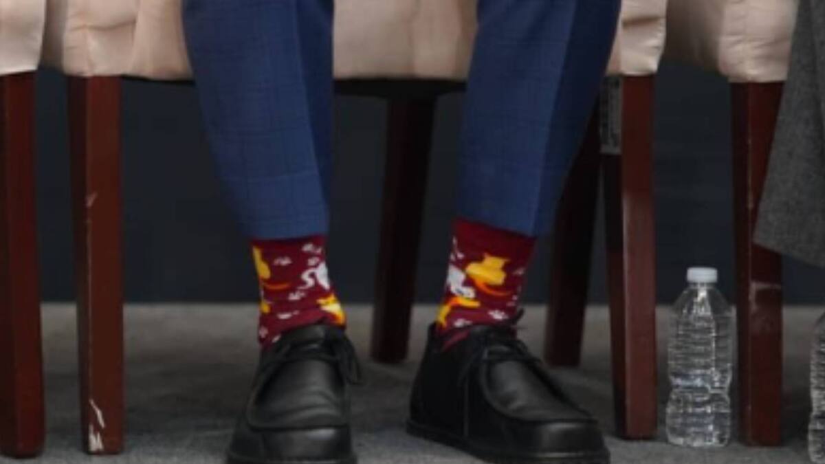 El año pasado, antes de iniciar una conferencia de prensa, el diario 24 horas compartió en sus redes sociales que el senador tenía unas calcetas alusivas al “Tio Sam”, levantó la pierna mostrando la calceta y que su intención era regalarlas en ese entonces a Marko Cortés, pero luego dijo no se las merecía, en medio de risas. Foto: Capture.