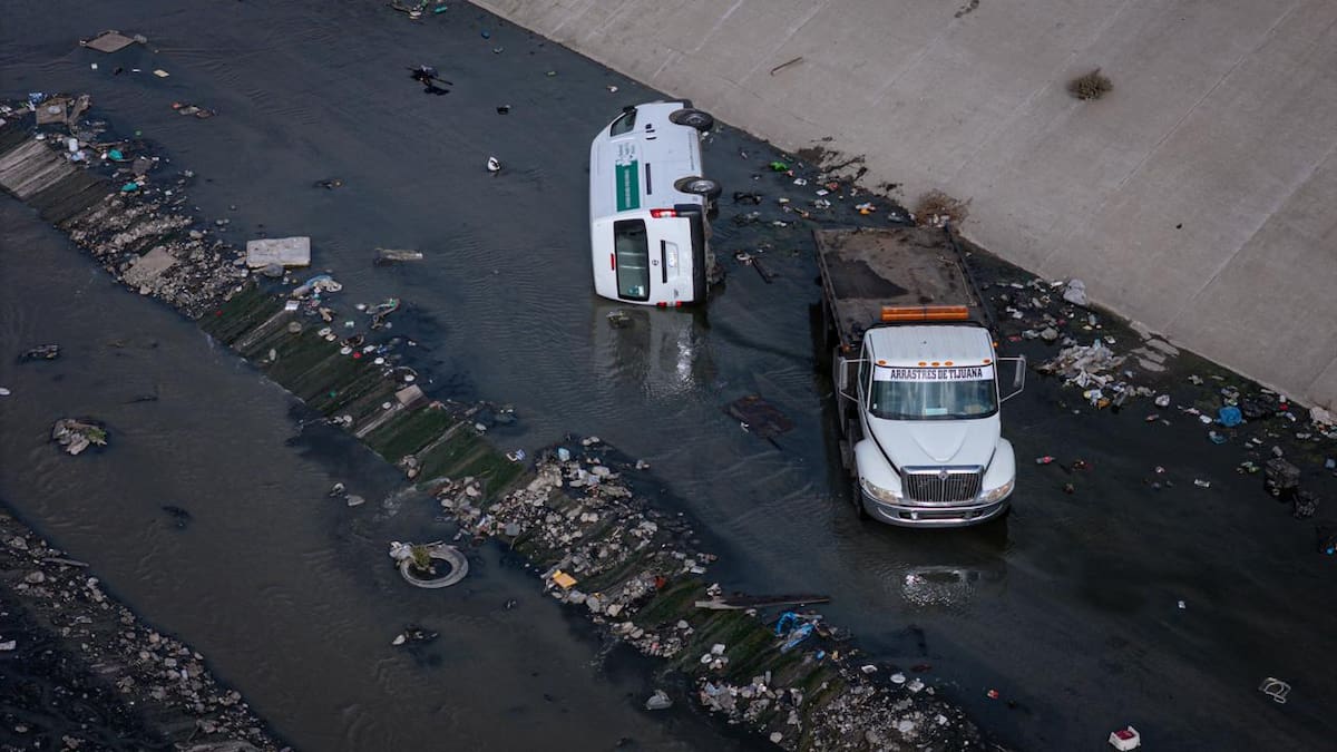 Un conductor resultó lesionado luego de que la camioneta que manejaba cayera a la canalización de la Vía Rápida Alamar, a la altura del puente del Murúa, provocando movilización de cuerpos de emergencia y afectaciones viales. Foto: Border Zoom
