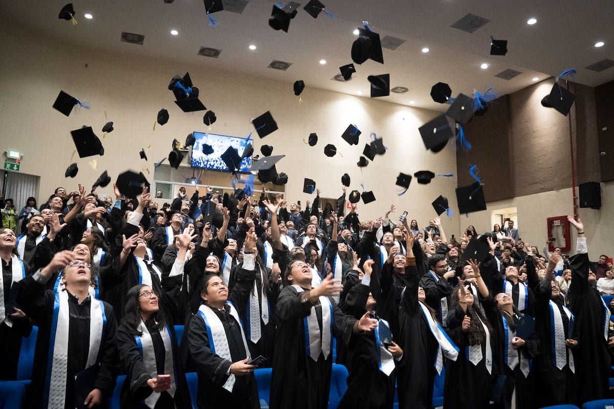 Egresan del Cicese 164 maestros y doctores en ciencias