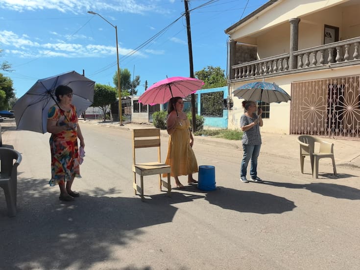 Vecinos bloquean calle por drenaje deficiente en Ciudad Obregón