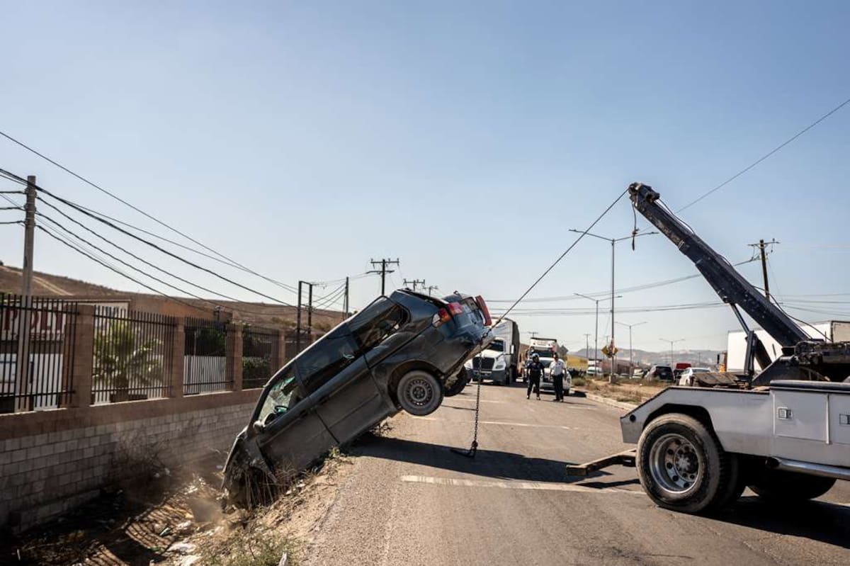 Elementos de la Cruz Roja atendieron al conductor, quien resultó con algunos golpes, sin necesidad de ser trasladado a un hospital. Foto: Border Zoom
