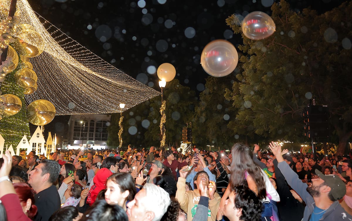 Hermosillenses disfrutaron del encendido del arblito de Navidad. FOTO: ELEAZAR ESCOBAR