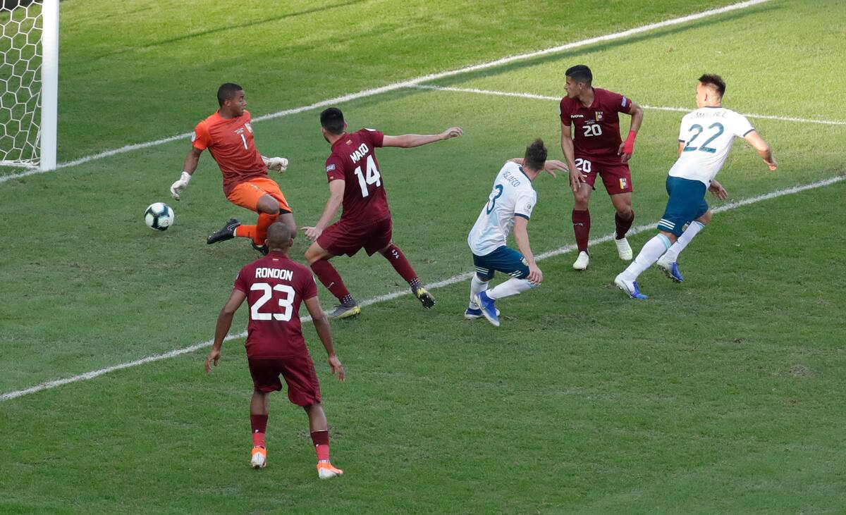El argentino Lautaro Martínez (22) anota el primer gol del equipo en el partido contra Venezuela en los cuartos de final de la Copa América en Río de Janeiro, Brasil, el viernes 28 de junio de 2019. (AP Foto/Silvia Izquierdo)