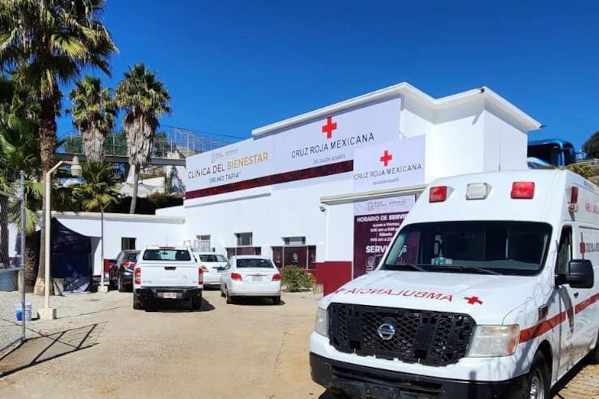 Pobladores de Primo Tapia en Rosarito, esperan atención nocturna en clínica de salud