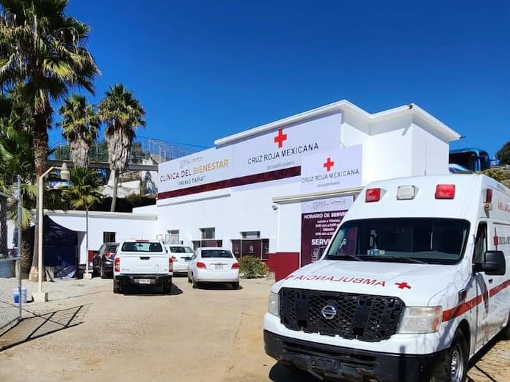 Pobladores de Primo Tapia en Rosarito, esperan atención nocturna en clínica de salud
