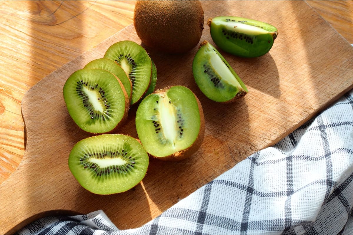¿Por qué recomiendan comer dos kiwis al día? La explicación detrás de sus beneficios intestinales, cutáneos y cardíacos