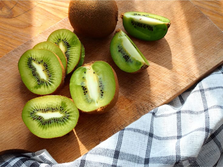 ¿Por qué recomiendan comer dos kiwis al día? La explicación detrás de sus beneficios intestinales, cutáneos y cardíacos
