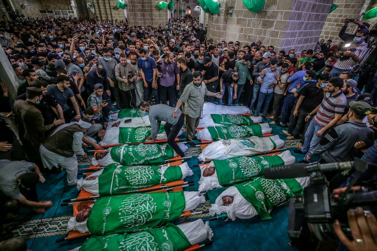 EA4722. GAZA (PALESTINA).- Funeral de 15 palestinos que murieron en un ataque aéreo de las Fuerzas israelíes, este jueves en Gaza. Los palestinos muertos en Gaza en la actual escalada de violencia con Israel ascendieron hoy a 67, entre ellos 17 niños y 6 mujeres. Desde este lunes, los grupos islamistas Hamás y Yihad Islámica lanzaron en torno a 1.600 cohetes hacia Israel -400 de ellos fallidos que cayeron en la misma franja. EFE/ Haitham Imad