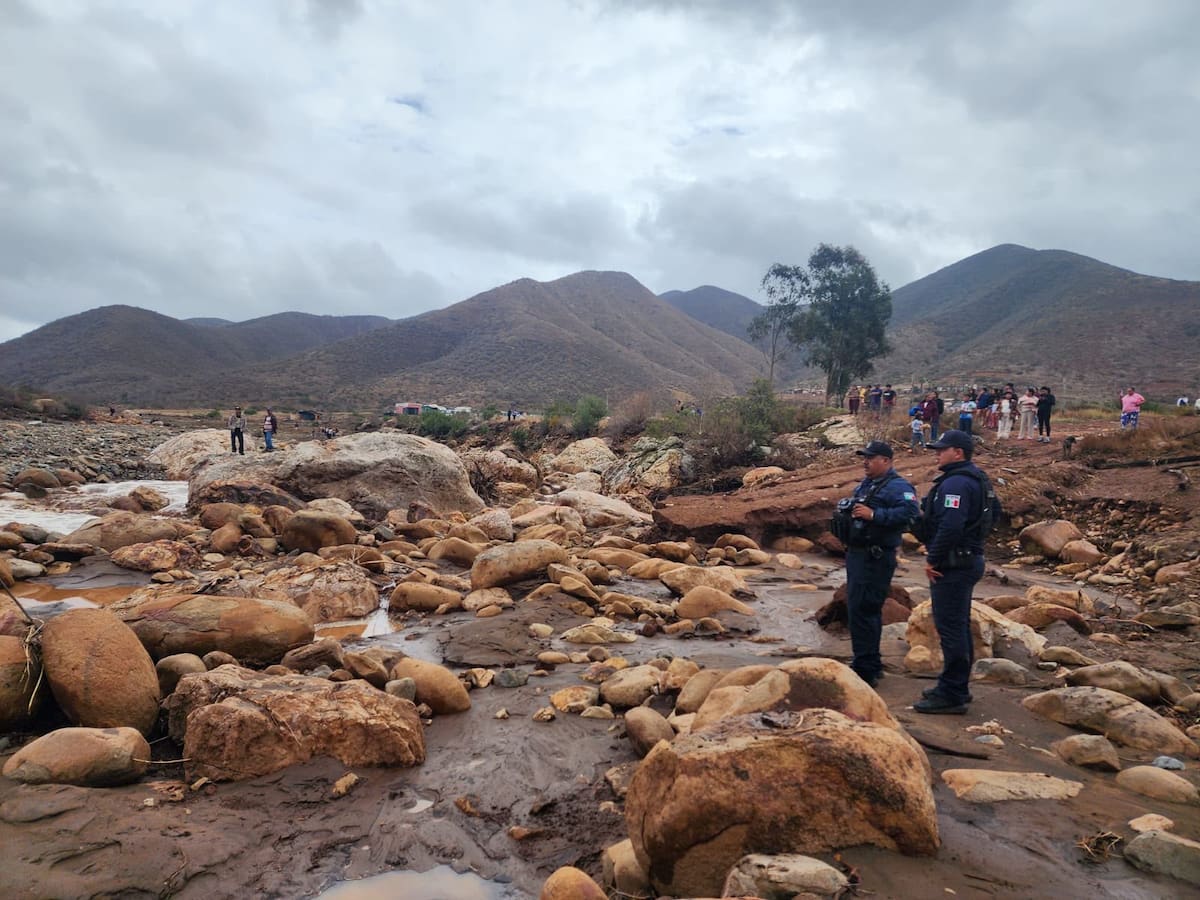Elementos de emergencia continúan los operativos de búsqueda en Ensenada tras las lluvias asociadas a la tormenta tropical Rachel, que dejaron a siete personas no localizadas en dos puntos del municipio. Foto: Cortesía